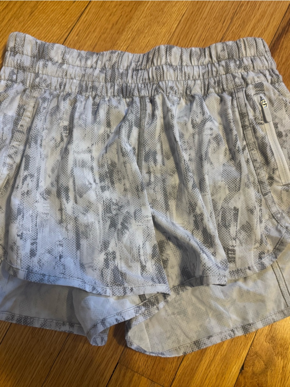 lululemon light gray hotty hot patterned athletic shorts